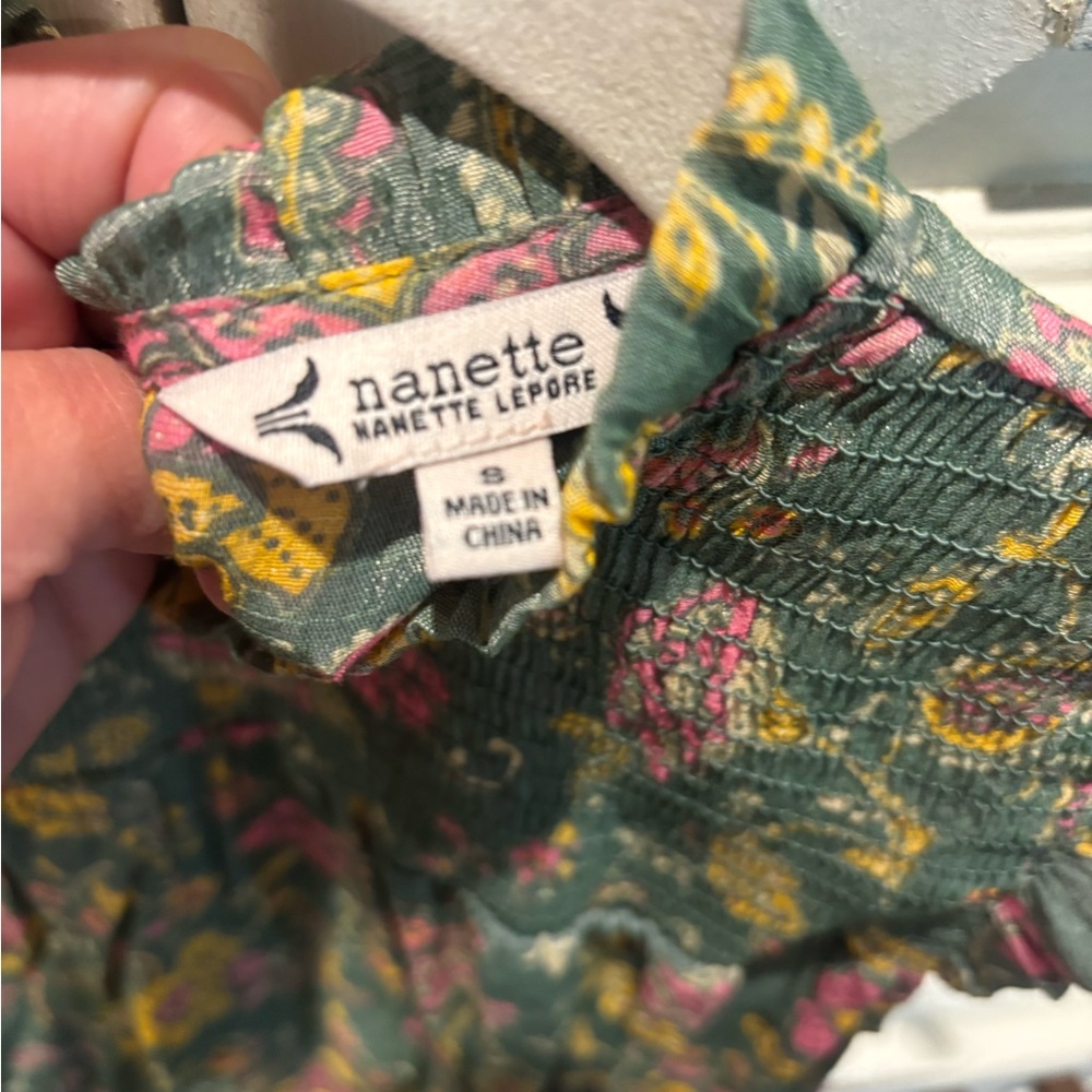 Cute summer top nice and roomy in the belly face size small